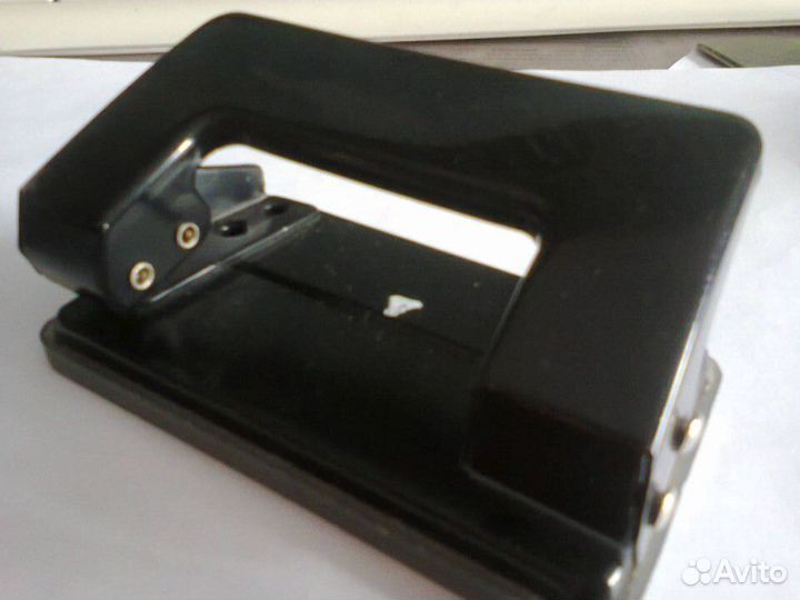 Канцтовары: дыроколы,стэплеры,подставка для ручек