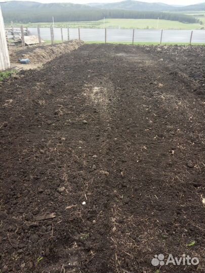 Вспашка земли трактором