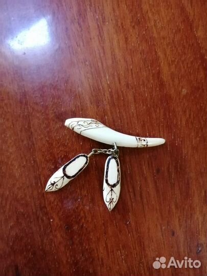 Брошь из кости