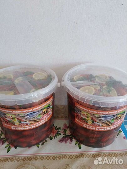 Раки живые и рыба в ассортименте