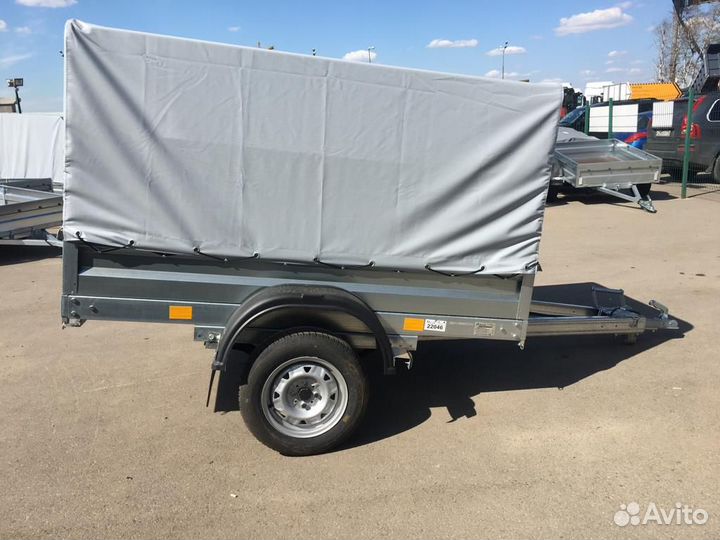 Автомобильный прицеп с тентом