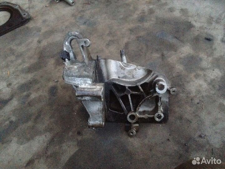 Кронштейн двигателя правый Mondeo 4 Focus 3 1.6