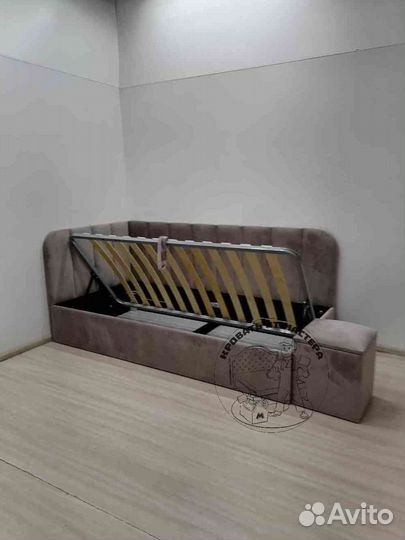 Кровать детская с мягкой спинкой