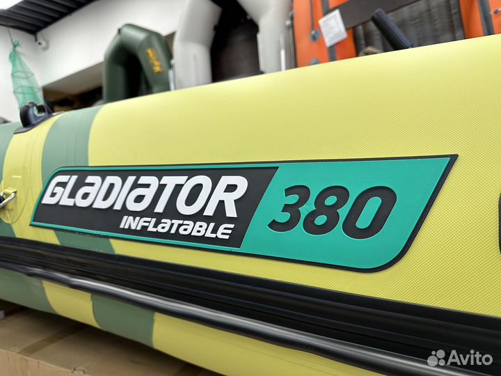 Лодка Gladiator E380S