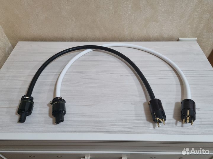 Oyaide Tunami V2 / Tunami Nigo V2 силовой кабель