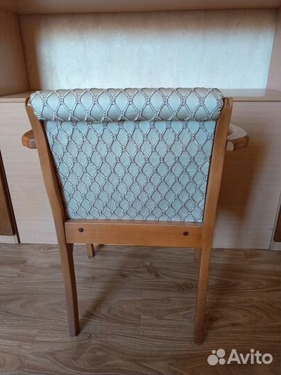 Мягкий стул кресло с подлокотниками