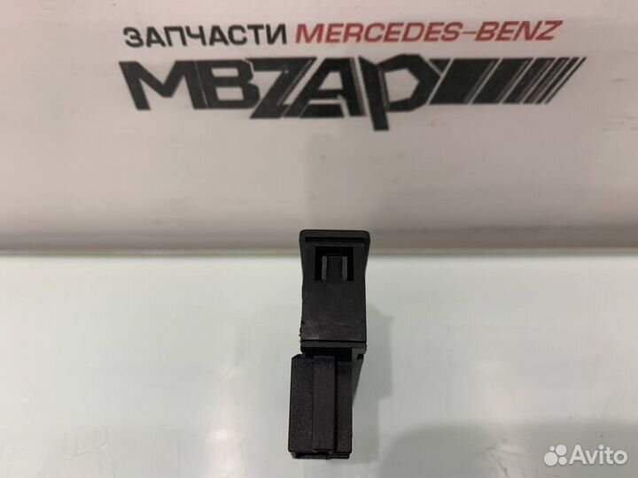 Кнопка блокировки багажника Mercedes W222 S 222