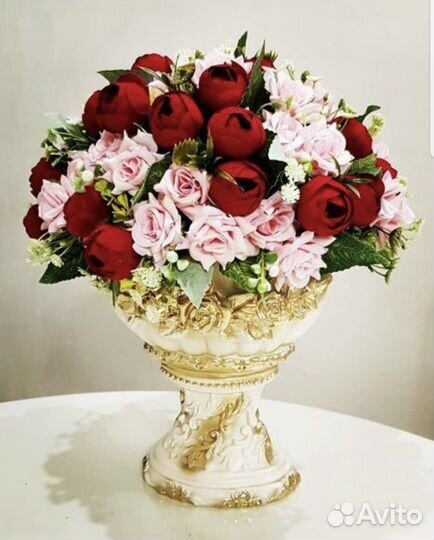 Искусственные цветы в вазе