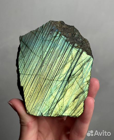 Лабрадор яркий (крупный спил)