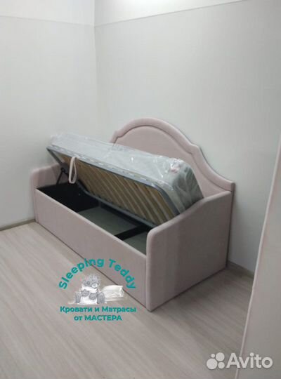 Детская кроватка с подлокотниками