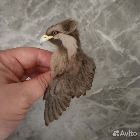 Брошь грифон