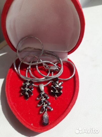 Серьги и кулон с цепочкой скамнями гранат