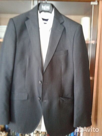 Мужской костюм, женское платье и туфли