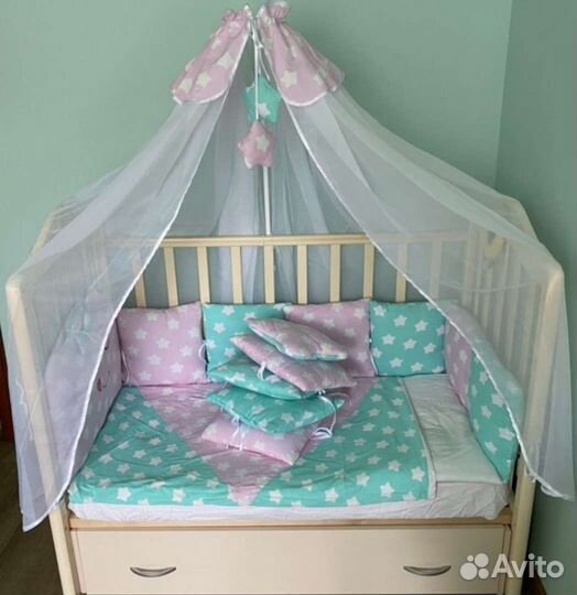 Детская кроватка с маятником