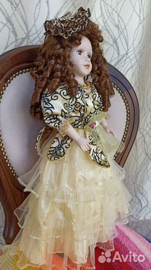 Кукла фарфоровая