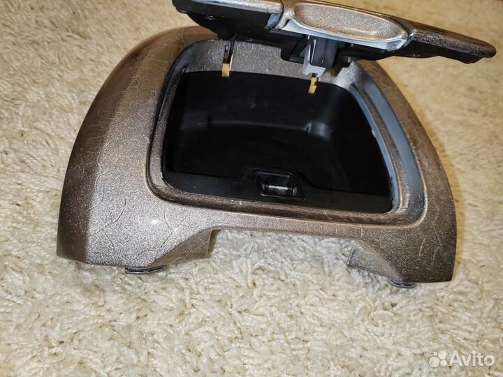 Верхний центральный бардачок на Nissan Cefiro A33