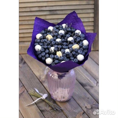 Ягодный букет из голубики и макарун арт. 2973