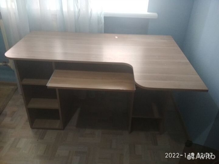 Письменный стол, есть место под компьютер