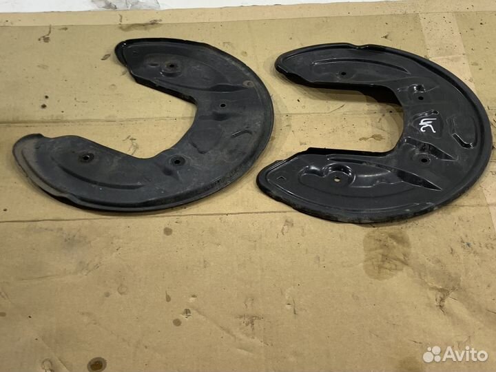 Пыльник заднего тормозного диска Mercedes W213