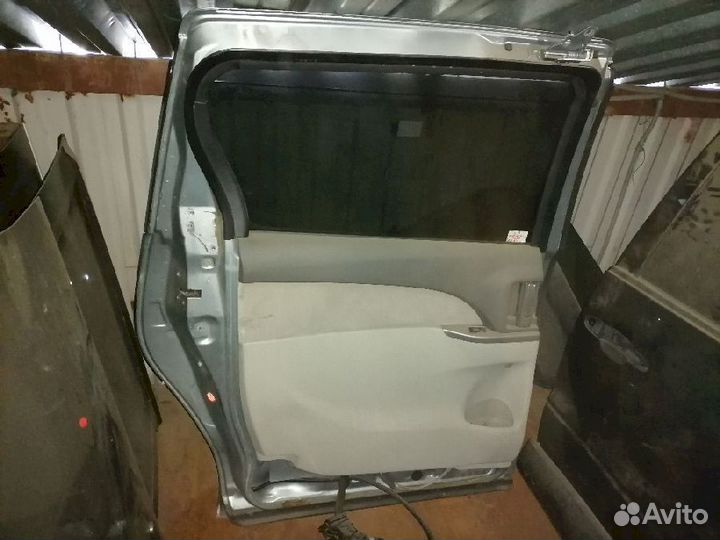 Дверь задняя левая Toyota Estima ACR55 Вмятинки