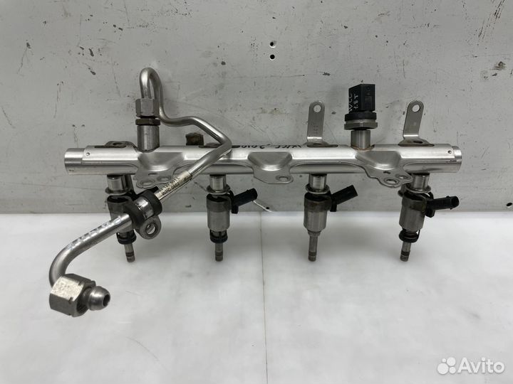 Топливная рампа Volkswagen Passat CC 2010