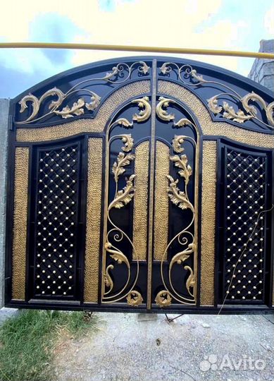 Ворота в Махачкале белые