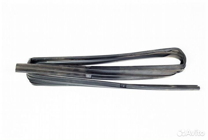 Уплотнитель опускного стекла задней левой двери