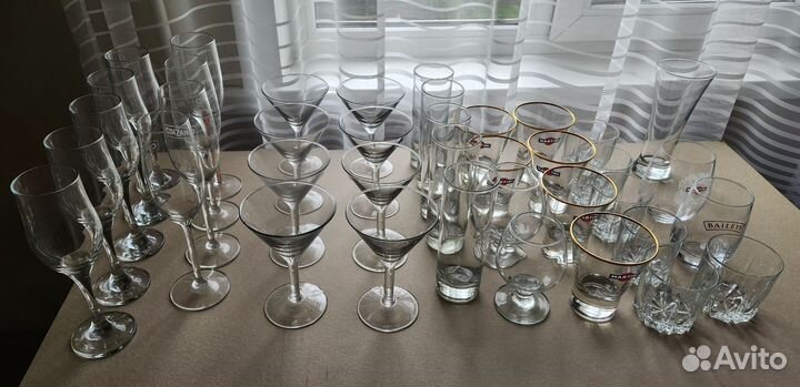 Стеклянные стаканы, бокалы