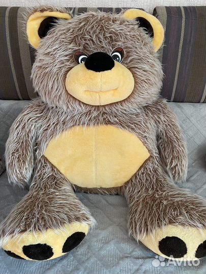 Большой плюшевый медведь
