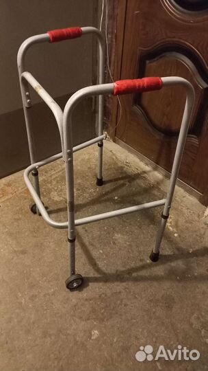 Ходунки для взрослых на колесиках