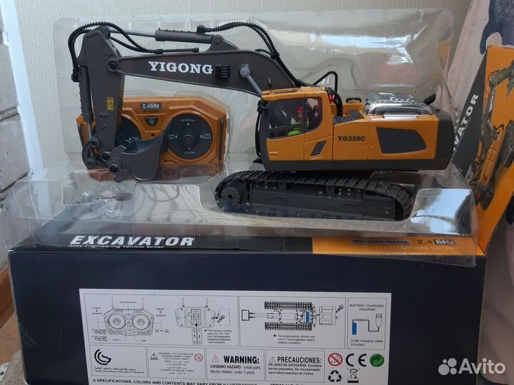 Машины строительные новые экскаватор и самосвал