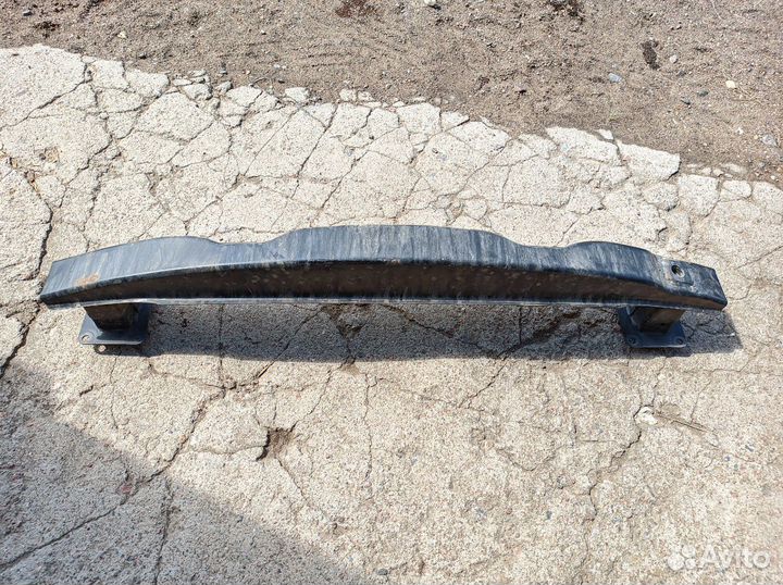 Усилитель бампера tiguan