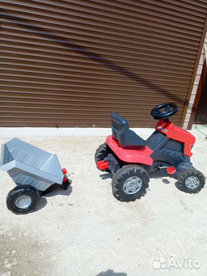 Игрушка трактор большой