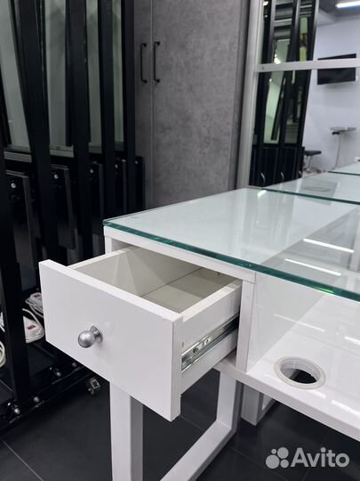 Маникюрный стол