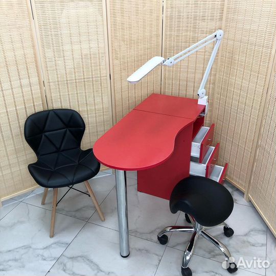 Маникюрный стол