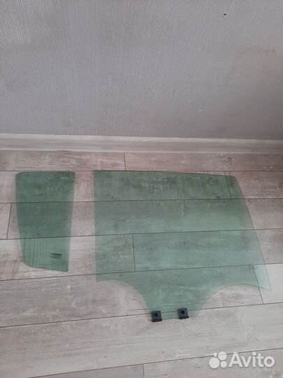 Боковое стекло правое заднее на Рено Сандеро