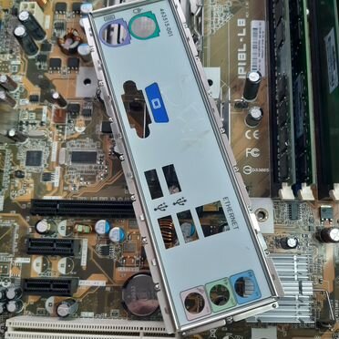Материнская плата 775 asus ipibl-LB + 4Gb + E8400