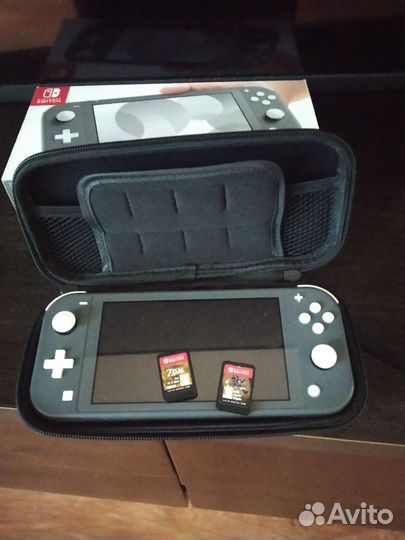 Продам Nintendo Switch Lite с картриджами Zelda и