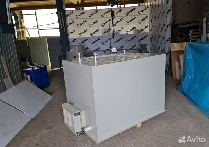 Теплый бак для перевозки живой рыбы