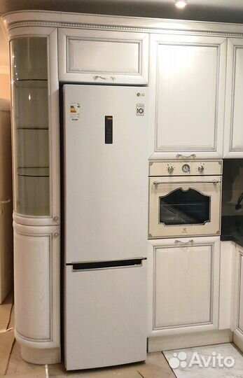 Кухня белая с патиной