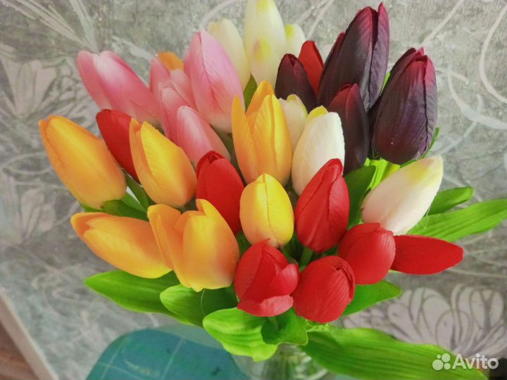 Искусственные цветы на кладбище