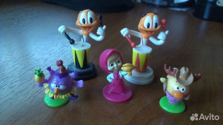 Игрушки из киндер-сюрприз, чупа-чупс и Смурфики
