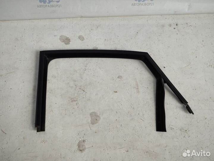 Уплотнитель стекла двери задней левой VW Polo 5