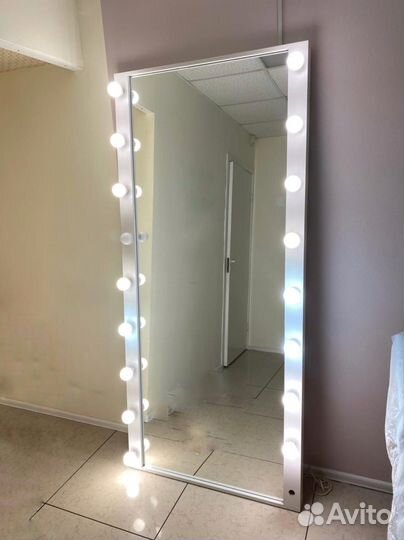Гримерное зеркало с лампочками