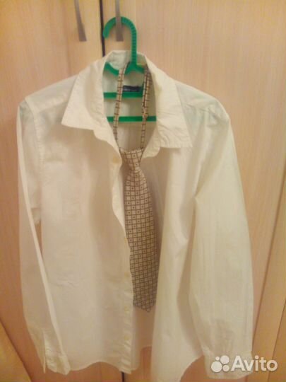 Рубашки белые, в клетку, жилет