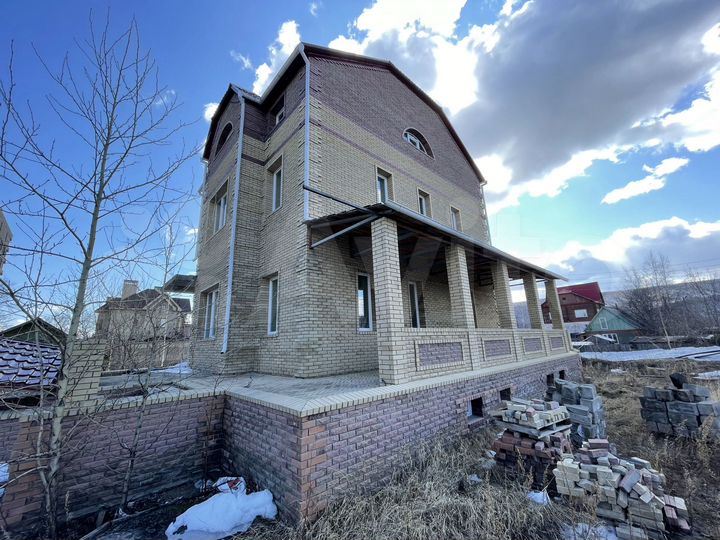 Коттедж 413,8 м² на участке 10 сот.