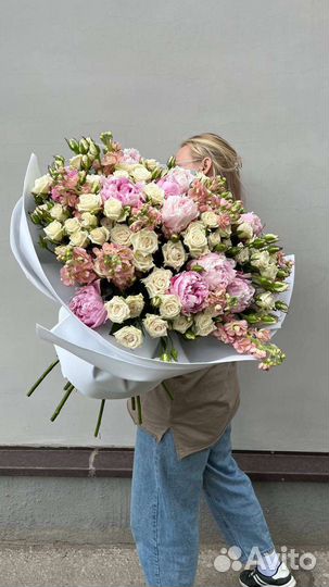 Роза кустовая и пионы большие букеты