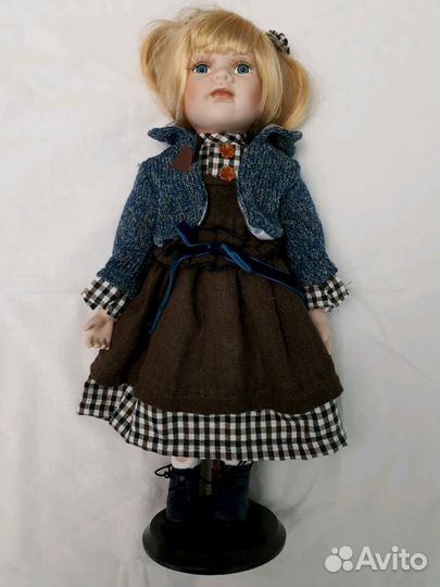 Кукла фарфоровая