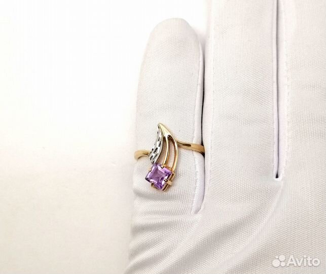 Кольцо с синтетическим камнем Золото