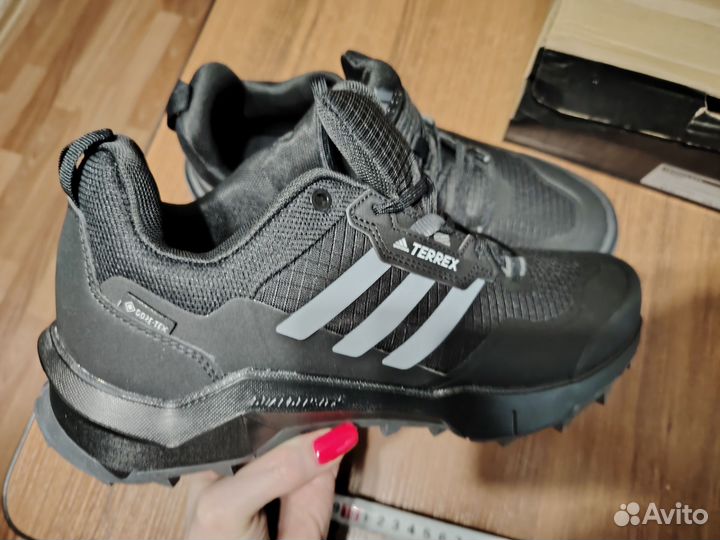 Кроссовки adidas новые 43,5 размер